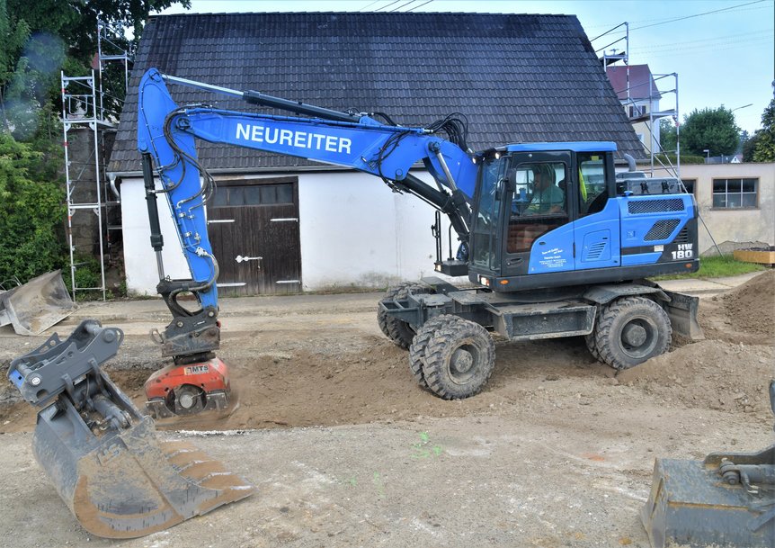 Il Colosso blu della canalizzazione: Neureiter schiera il suo escavatore gommato Hyundai 18 ton